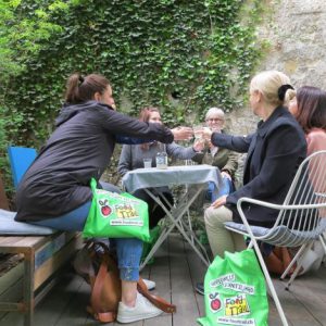 FoodTrailer stossen in Gartenwirtschaft an