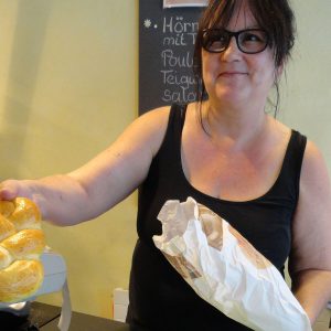 Foto von Zopf der ausgehändigt wird