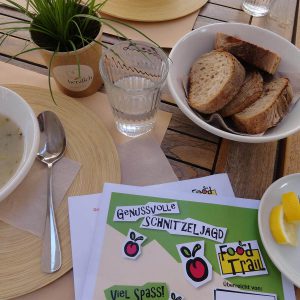 FoodTrail-Auslage mit Suppe und Rätselblatt