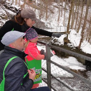 Bild von junger Familie am Region entdecken im Winter