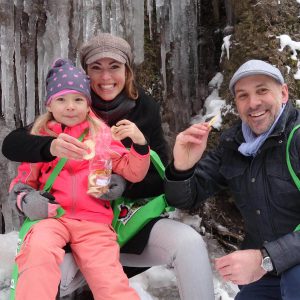 Foto einer jungen Familie im Winter, geniessen Apfelringe