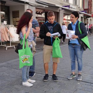 FoodTrail Rätselteam studiert die Unterlagen