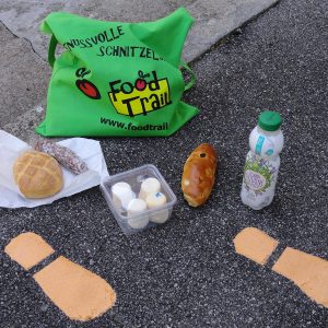 Auslage von FoodTrail Spezialitäten mit Schuhabdrücken