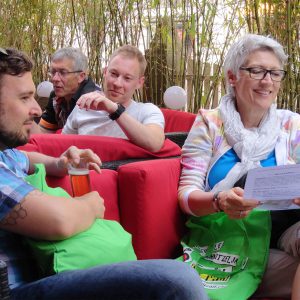 FoodTrailer geniessen Bier in Gartenrestaurant