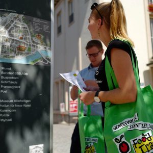 FoodTrailer studieren den Stadtplan in Schaffhausen