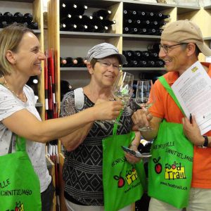 FoodTrailer stossen mit Wein an
