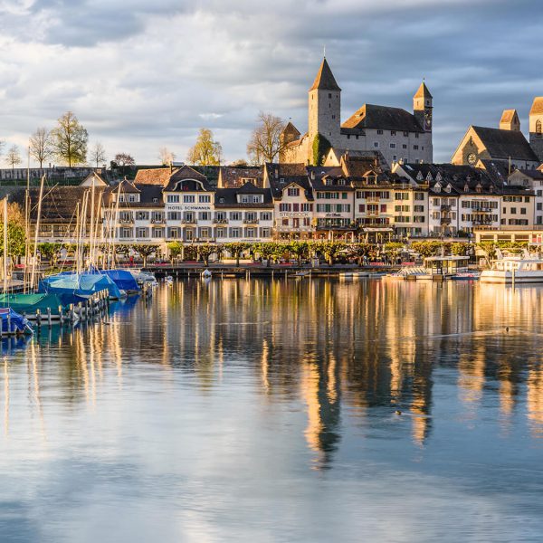 Bild Rapperswil-Jona mit Reflektion im Zürichsee