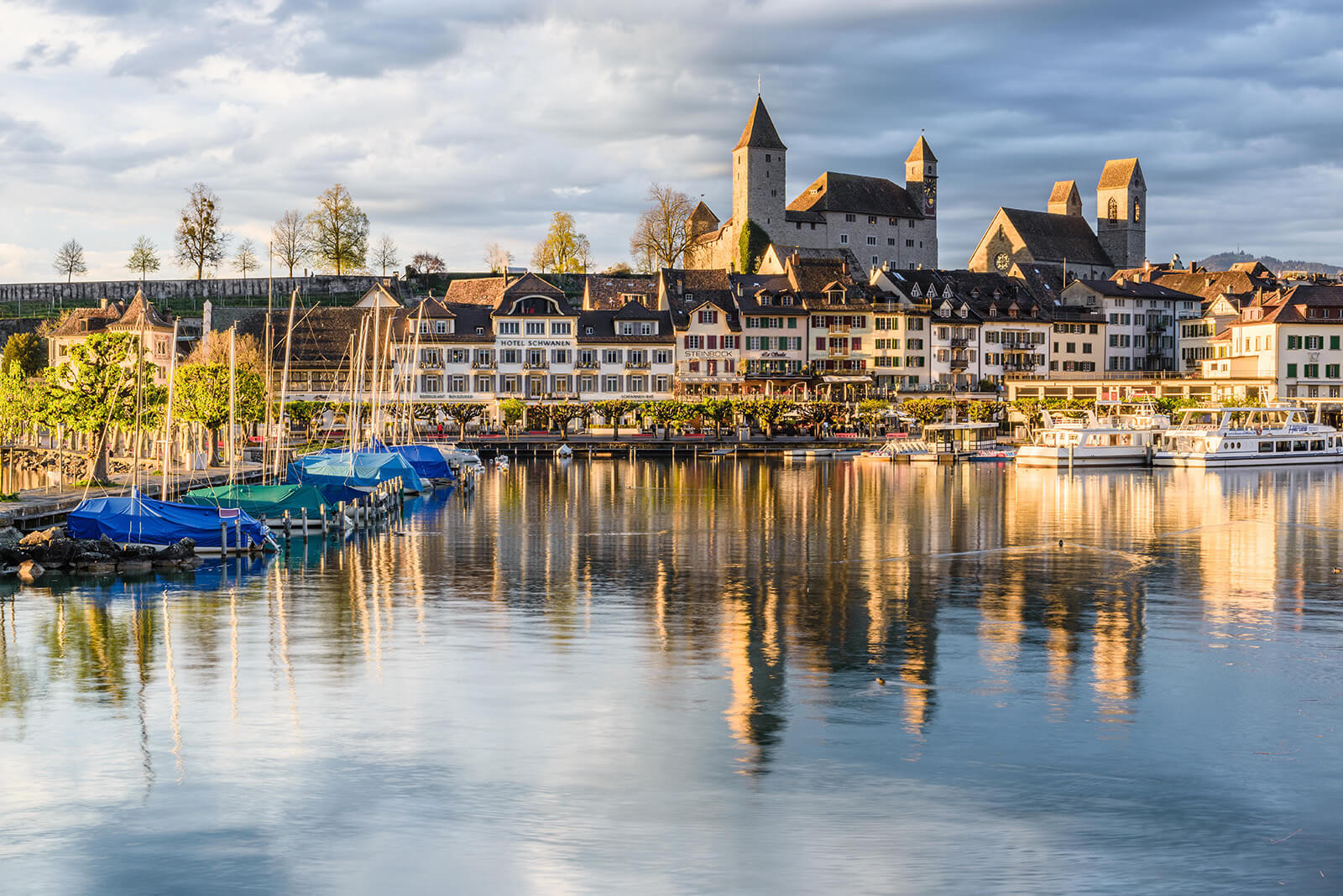 Bild Rapperswil-Jona mit Reflektion im Zürichsee