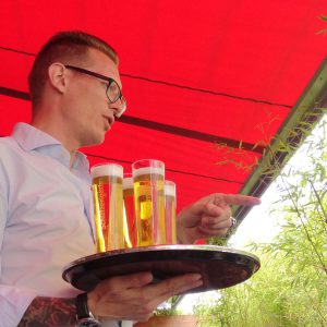 Foto Servierpersonal mit Bier