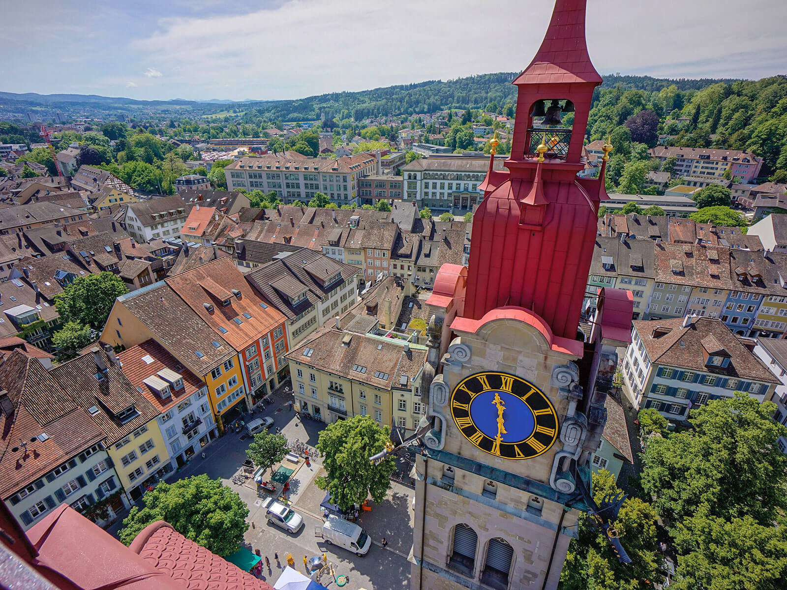 Luftaufnahme von Winterthur mit Kirchturm
