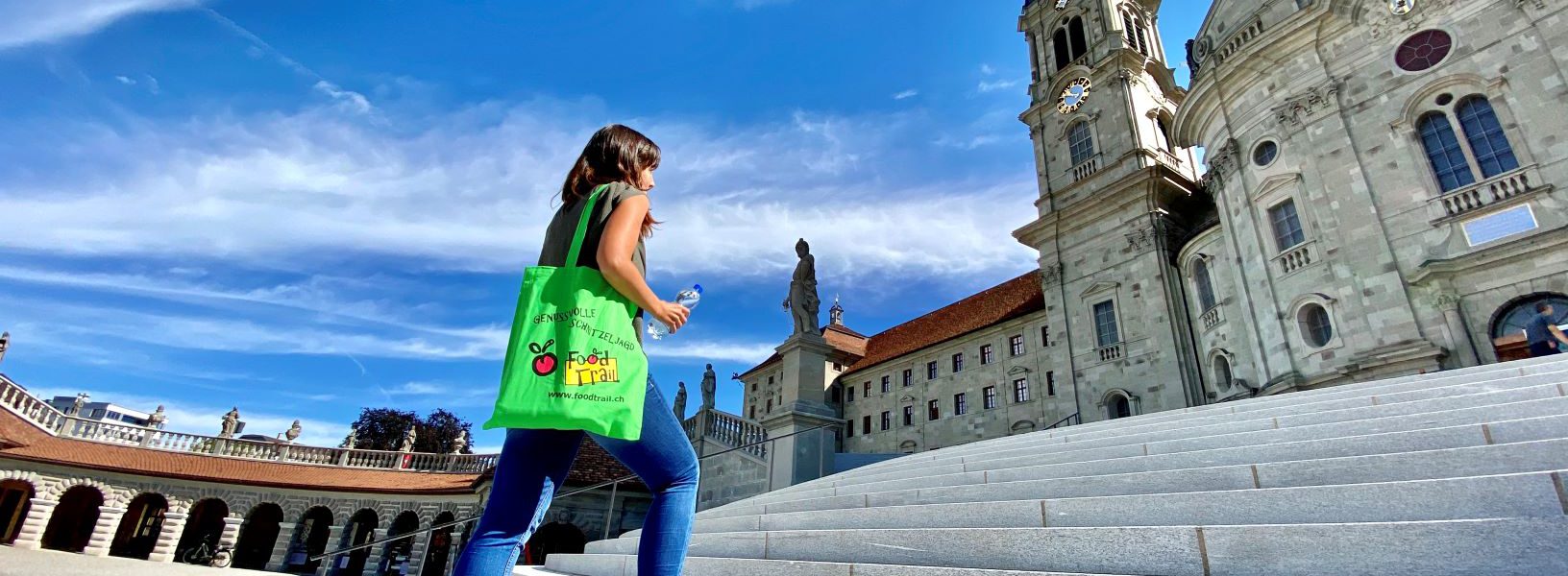 Foto FoodTrailer auf der Treppe zum Kloster Einsiedeln