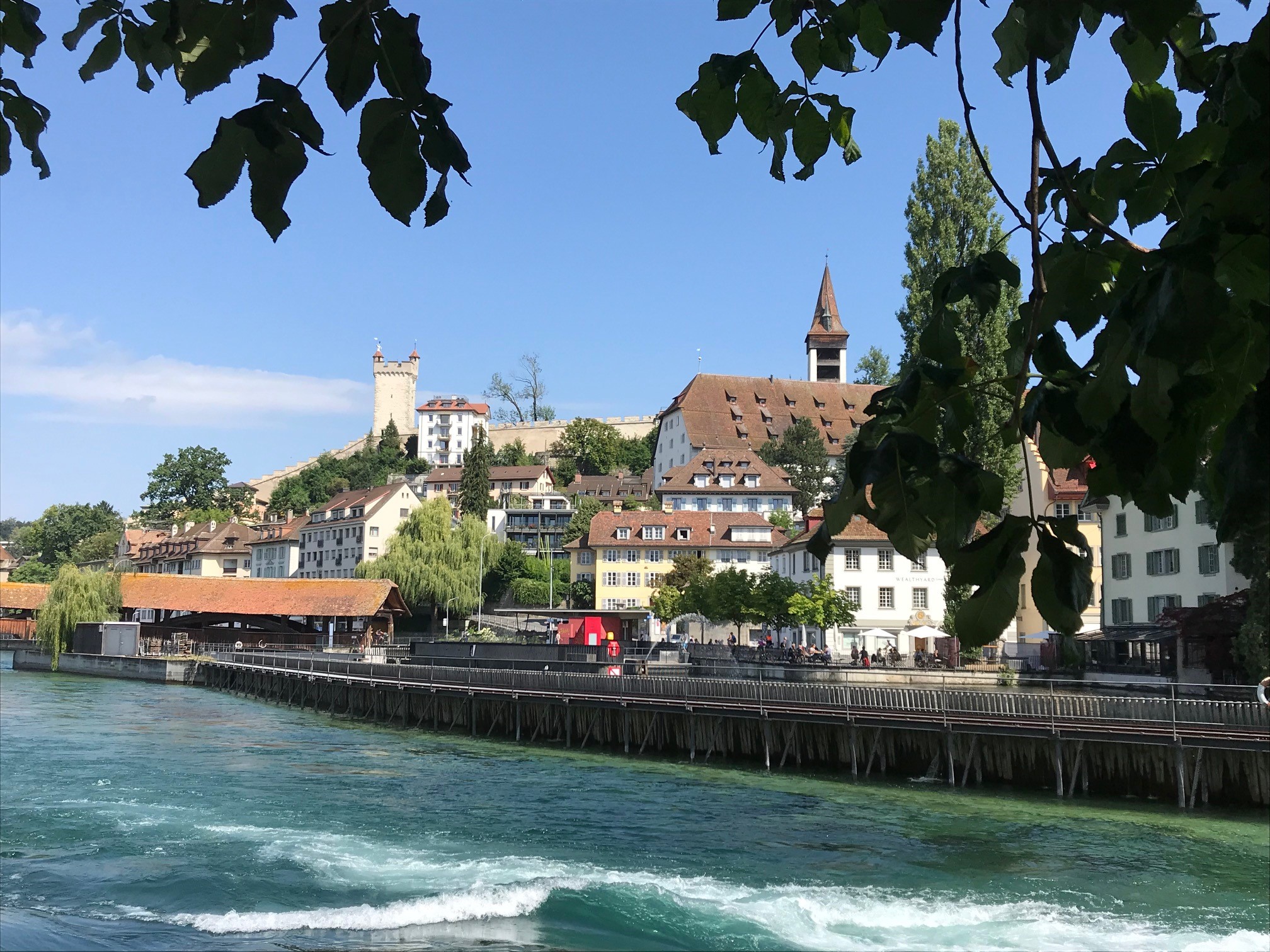Luzern Stadtmauer und Kappelbrücke im Vordergrund der Fluss