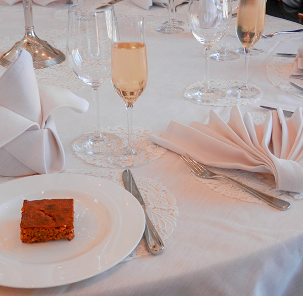 Fotos eines gedeckten Tischs