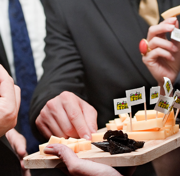 Foto von Käseplatte mit FoodTrail-Fähnchen