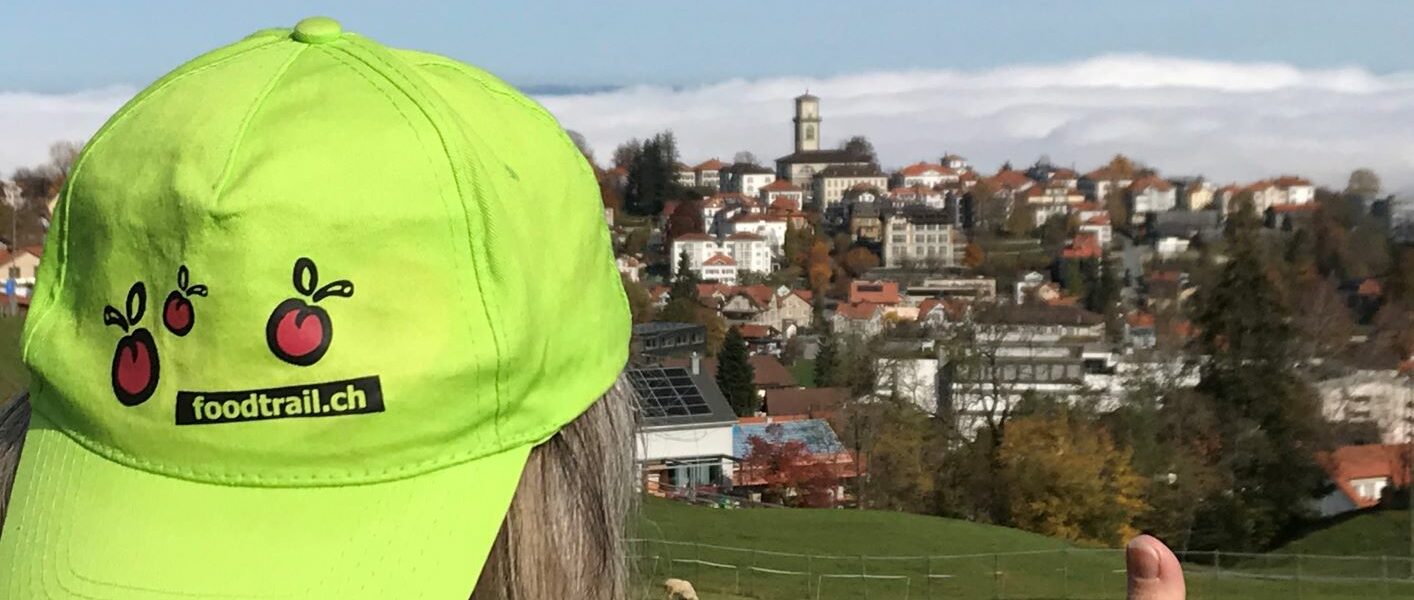 Foto von Appenzellerland im Vordergrund eine Person mit FoodTrail-Mütze