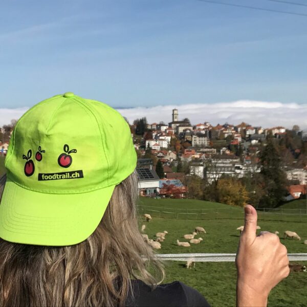 Foto von Appenzellerland im Vordergrund eine Person mit FoodTrail-Mütze