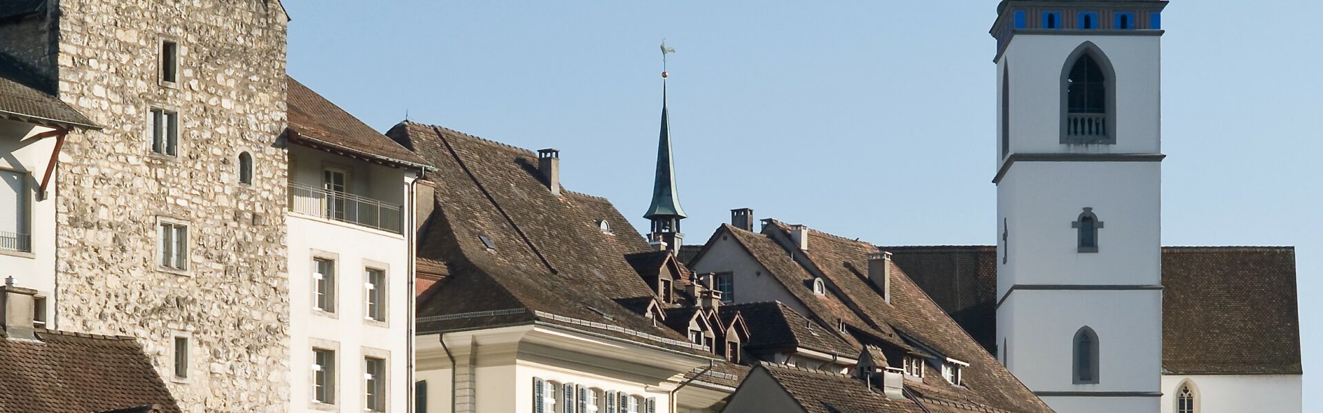 Abbildung von Dächern mit Kirchenturm in Aarau