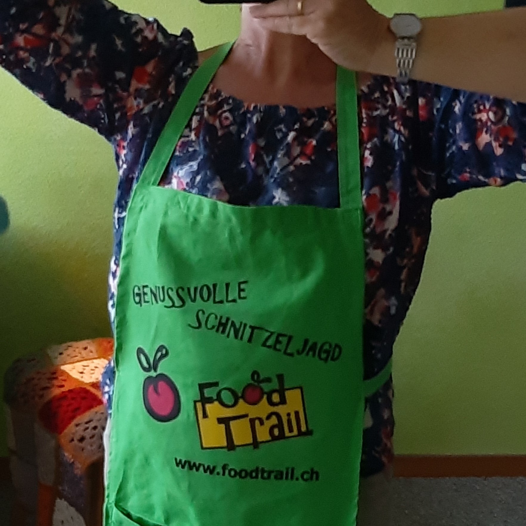 Hanna hat aus der FoodTrail-Tasche eine Schürze gemacht. 