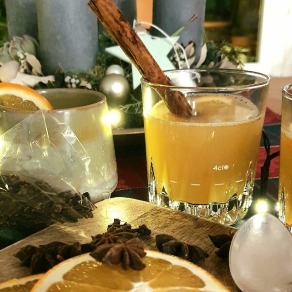 Foto von Glühgin mit weihnachtlicher Dekoration